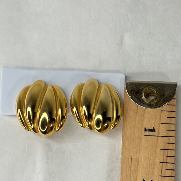 Vintage Gold Tone Chunky Clip On Earrings - Picture 4 of 4